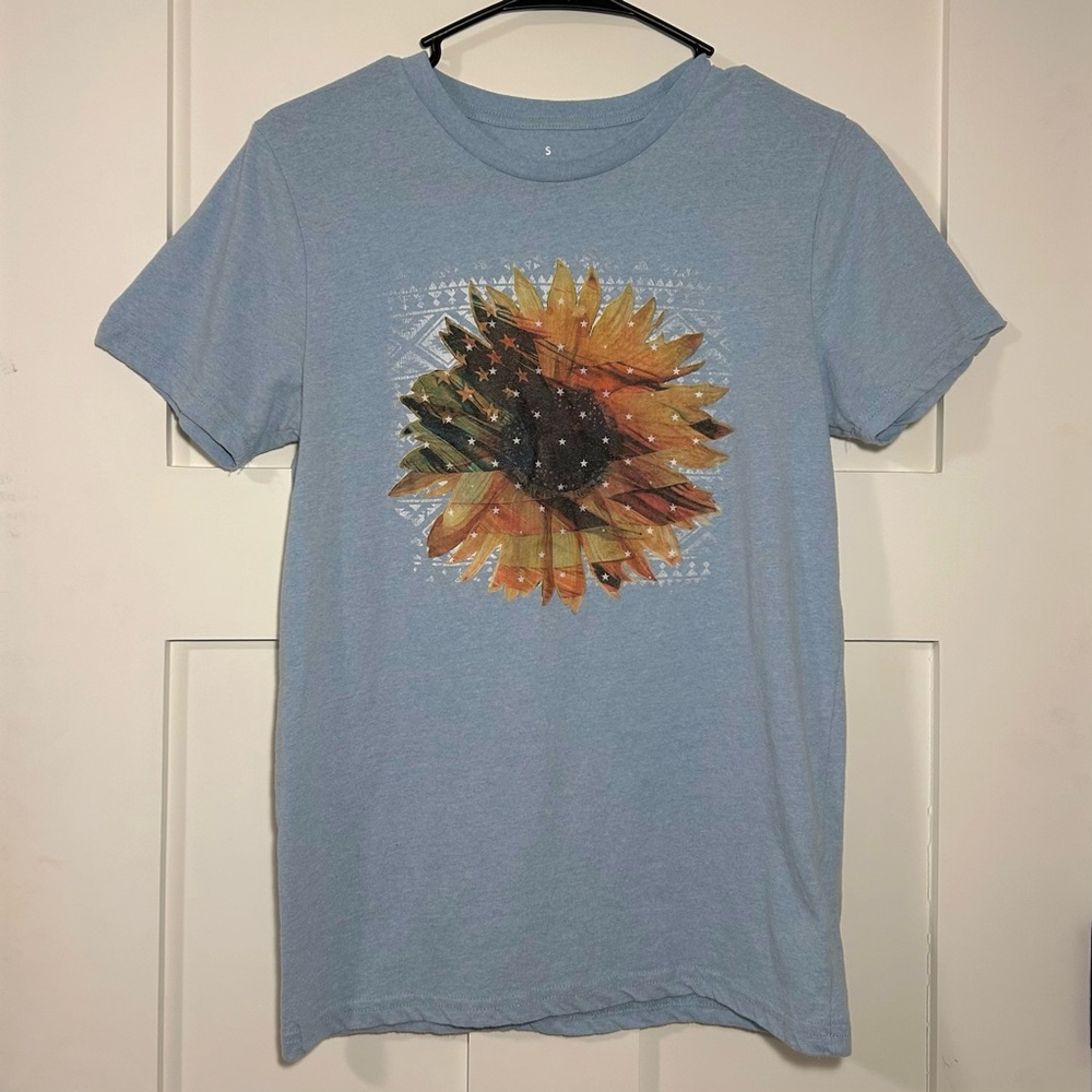 Rural King patriotic sunflower graphic tee - light blue, size S - women’s